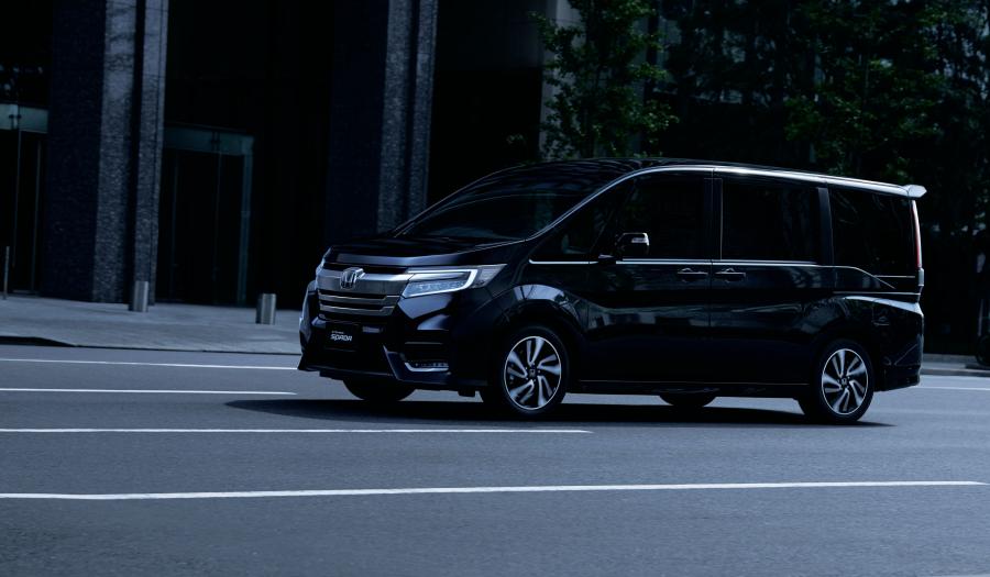  Honda StepWGN Spada 2017 года  (фото 5 из 17)